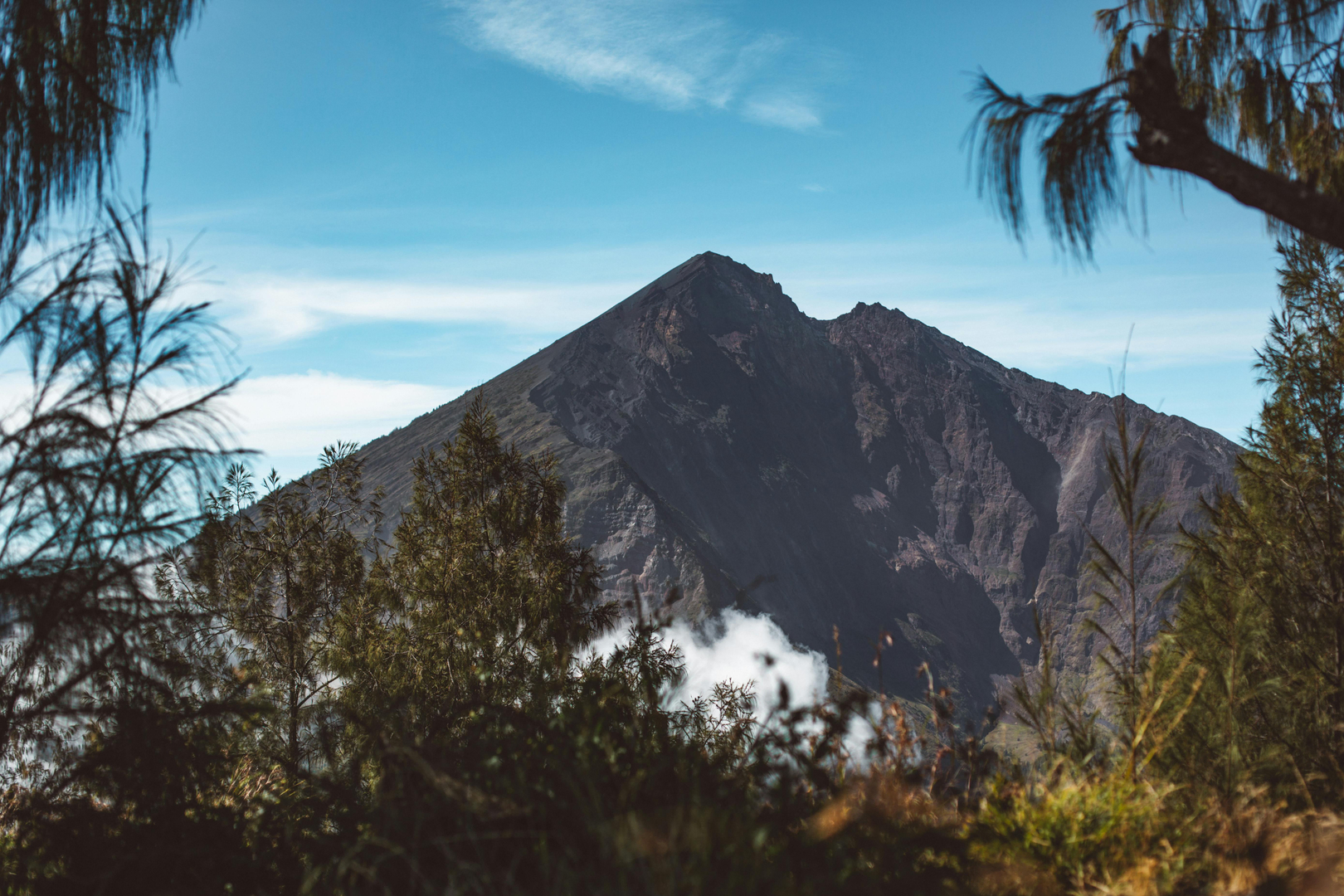 Mount Rinjani – Indonesiens Majestætiske Vulkan
