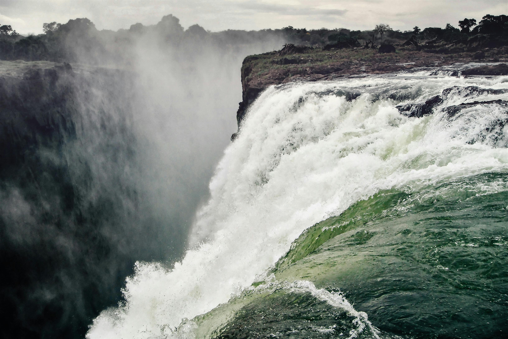 Victoria Falls – Naturens Brølende Vidunder