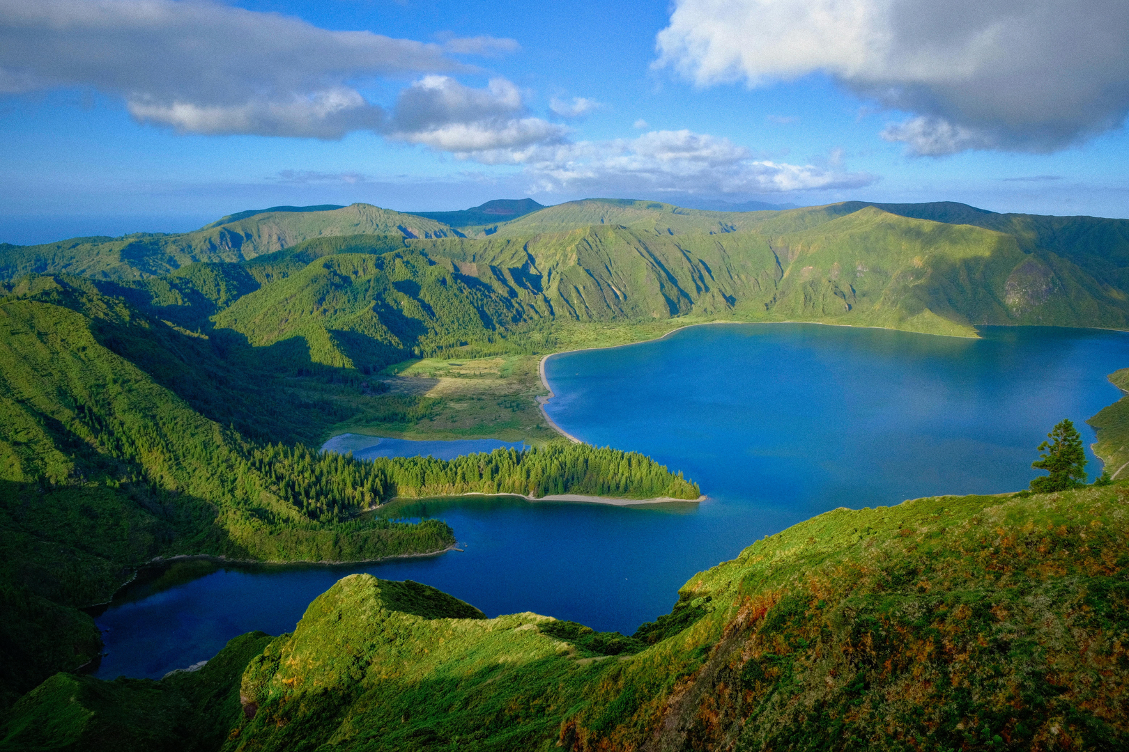 Sete Cidades: En dobbelt kratersø omgivet af grønne bakker på São Miguel, Azorerne