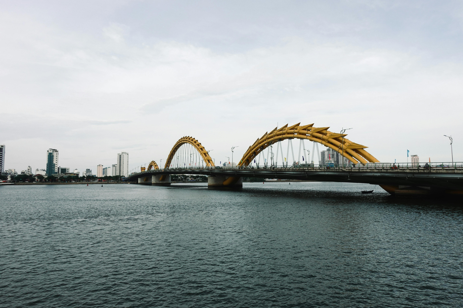 Dragon Bridge i Da Nang, oplyst om aftenen med lys- og ildshow