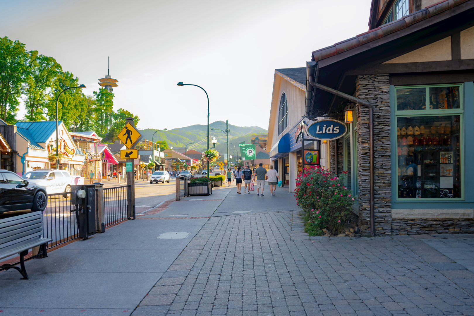 Familie nyder udsigten over Great Smoky Mountains fra Gatlinburg