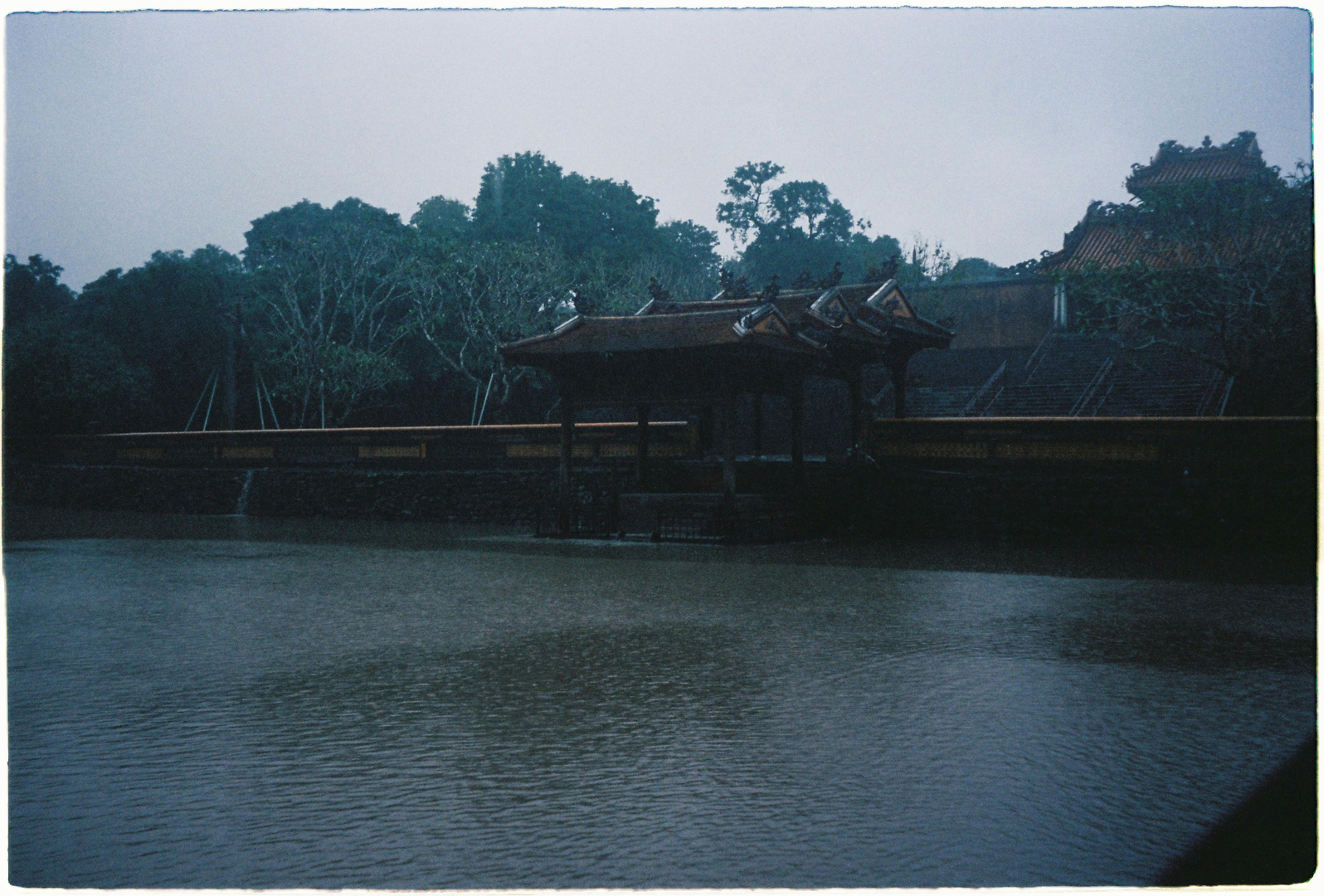 Tu Duc-mausoleet omgivet af frodige haver og en rolig sø