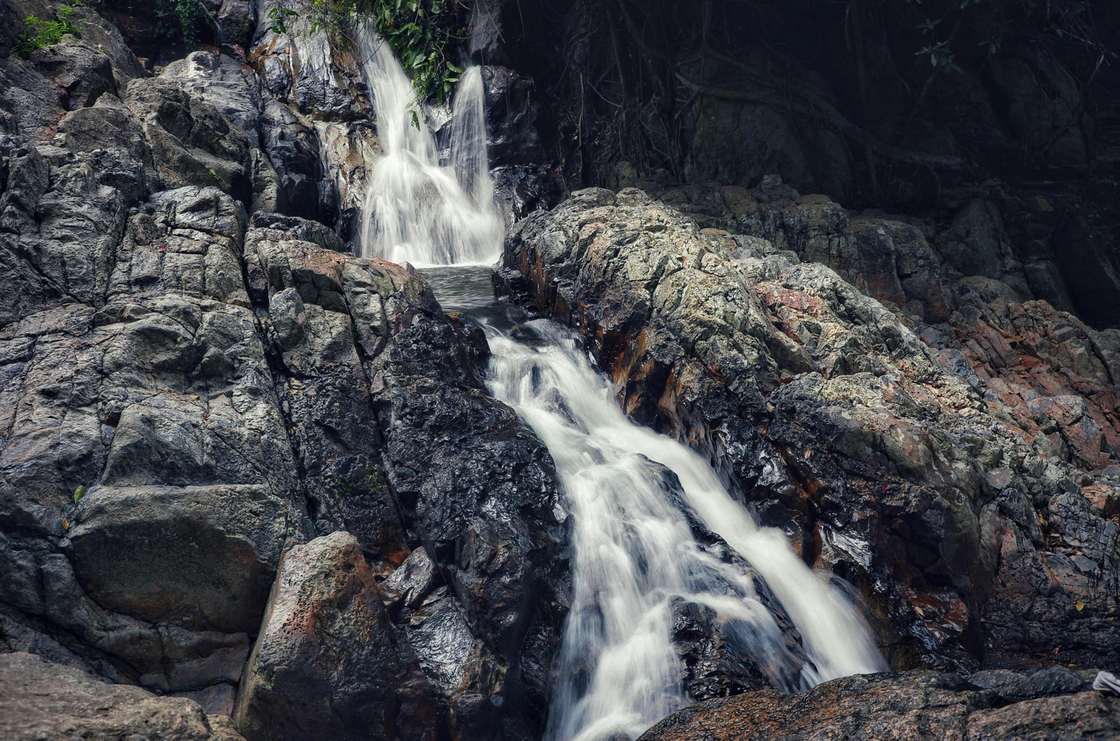 Klong Chao Waterfall omgivet af frodig jungle