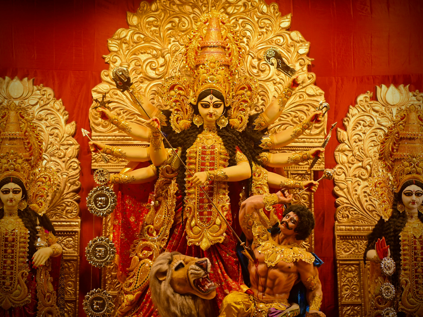 Durga Puja-festivalen bringer Kolkatas gader til live med farver og energi