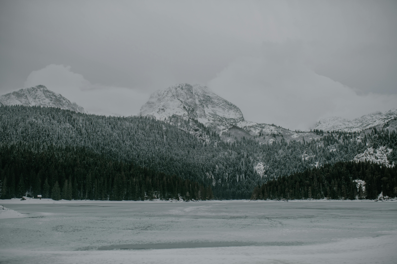 Durmitor Nationalpark med udsigt over Crno Jezero i Montenegro