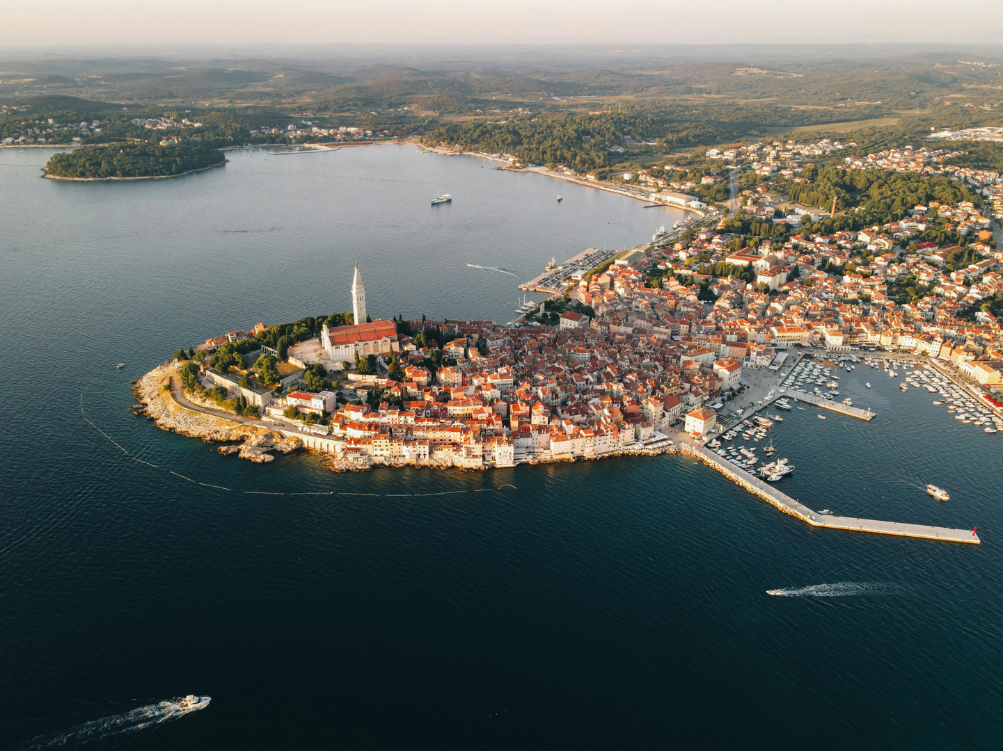 Rovinj, en af Istriens mest charmerende kystbyer, med sine farverige huse og historiske atmosfære.