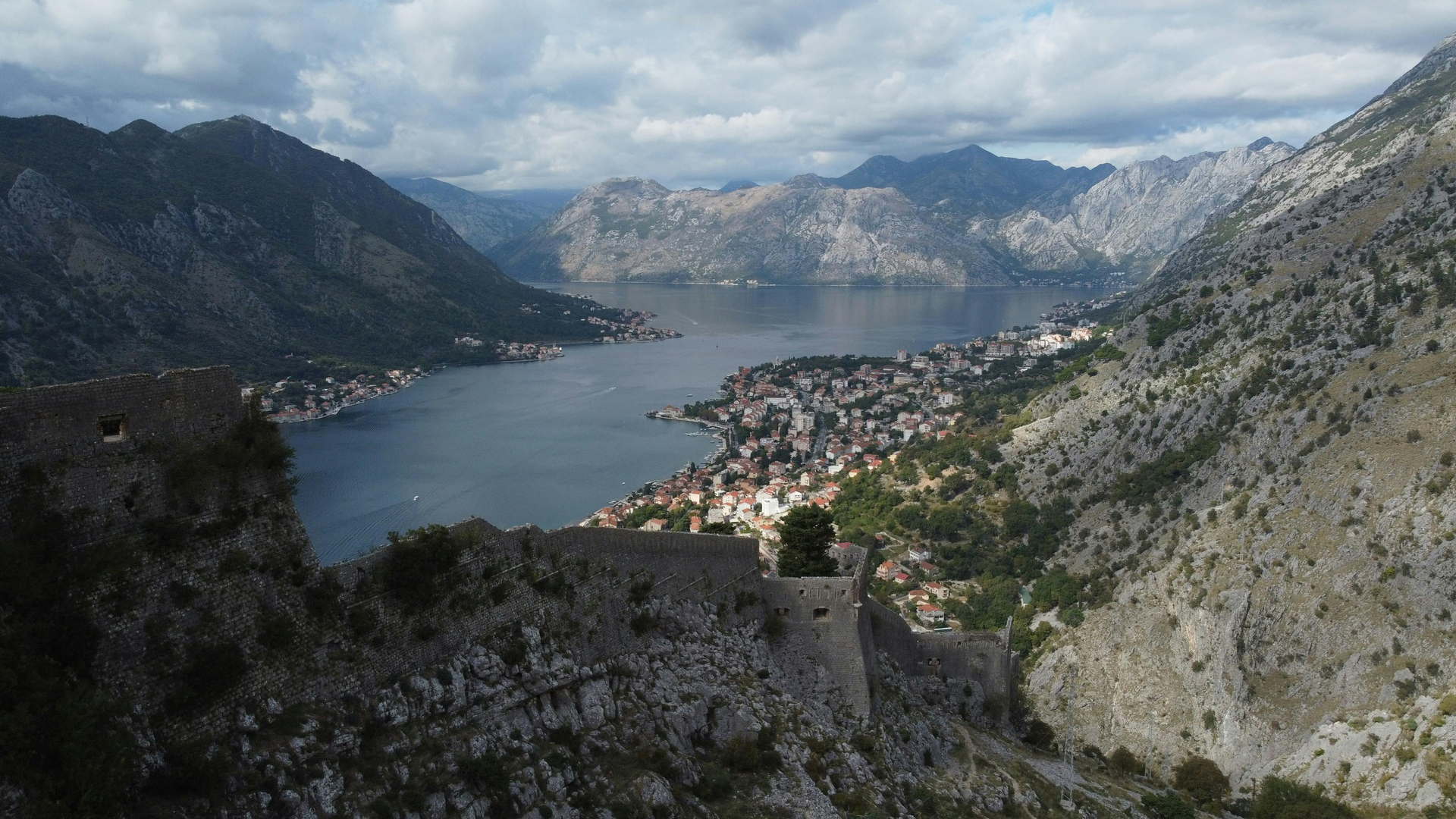 Udsigt fra San Giovanni-fæstningen over Kotor-bugten