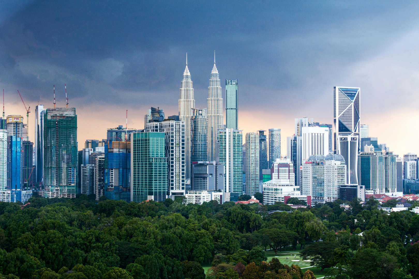 Petronas Towers lyser op i natten og er et ikonisk symbol på Kuala Lumpur.