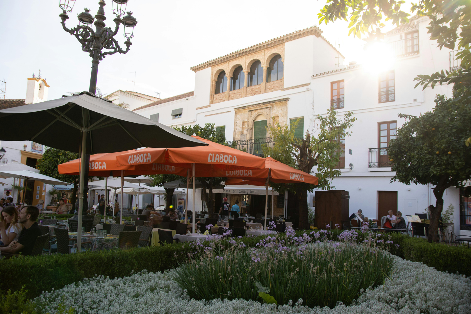 Plaza de los Naranjos i Marbellas gamle bydel, omgivet af historiske bygninger