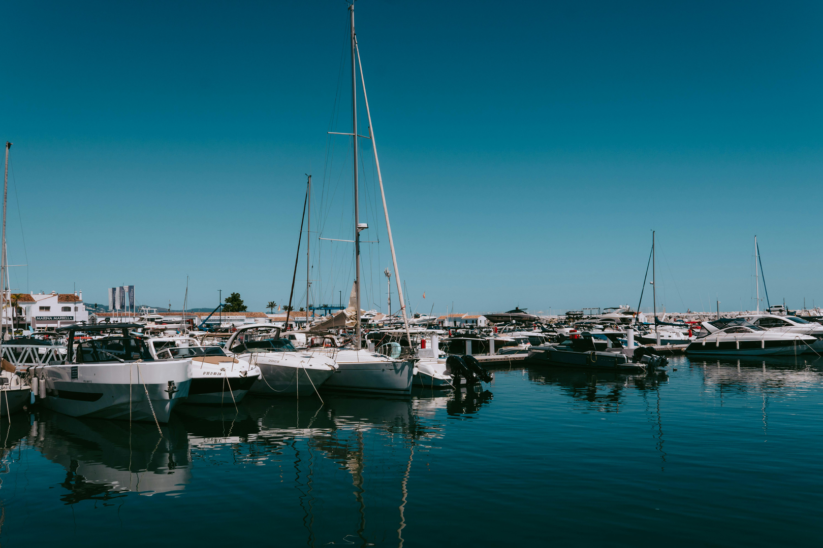 Puerto Banús marina med luksusyachter og eksklusive butikker