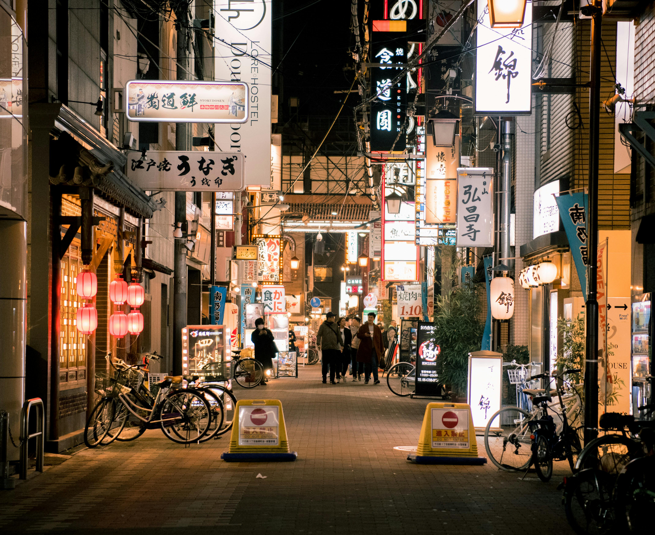 Neonbelyste skilte og livlige gader i Dotonbori, Osaka