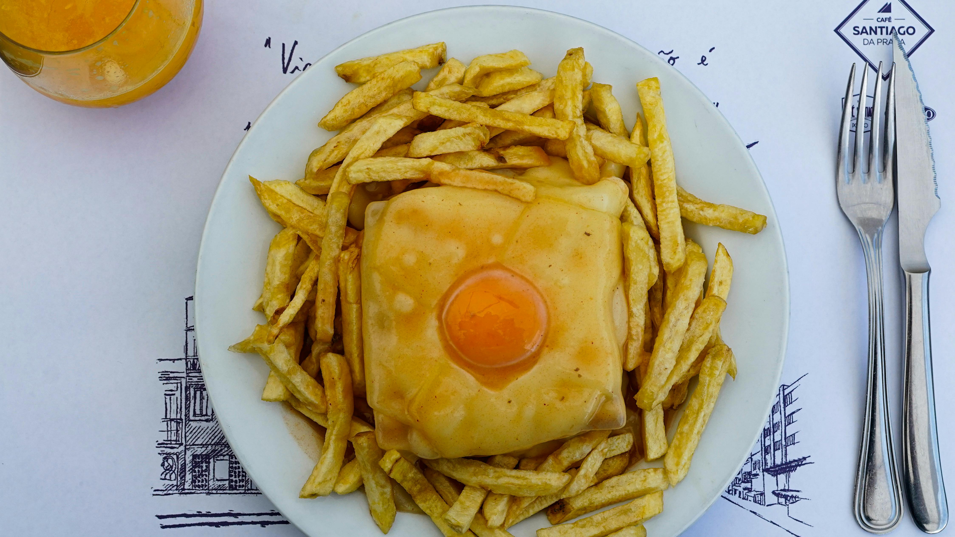 Francesinha serveret med pommes frites i Porto