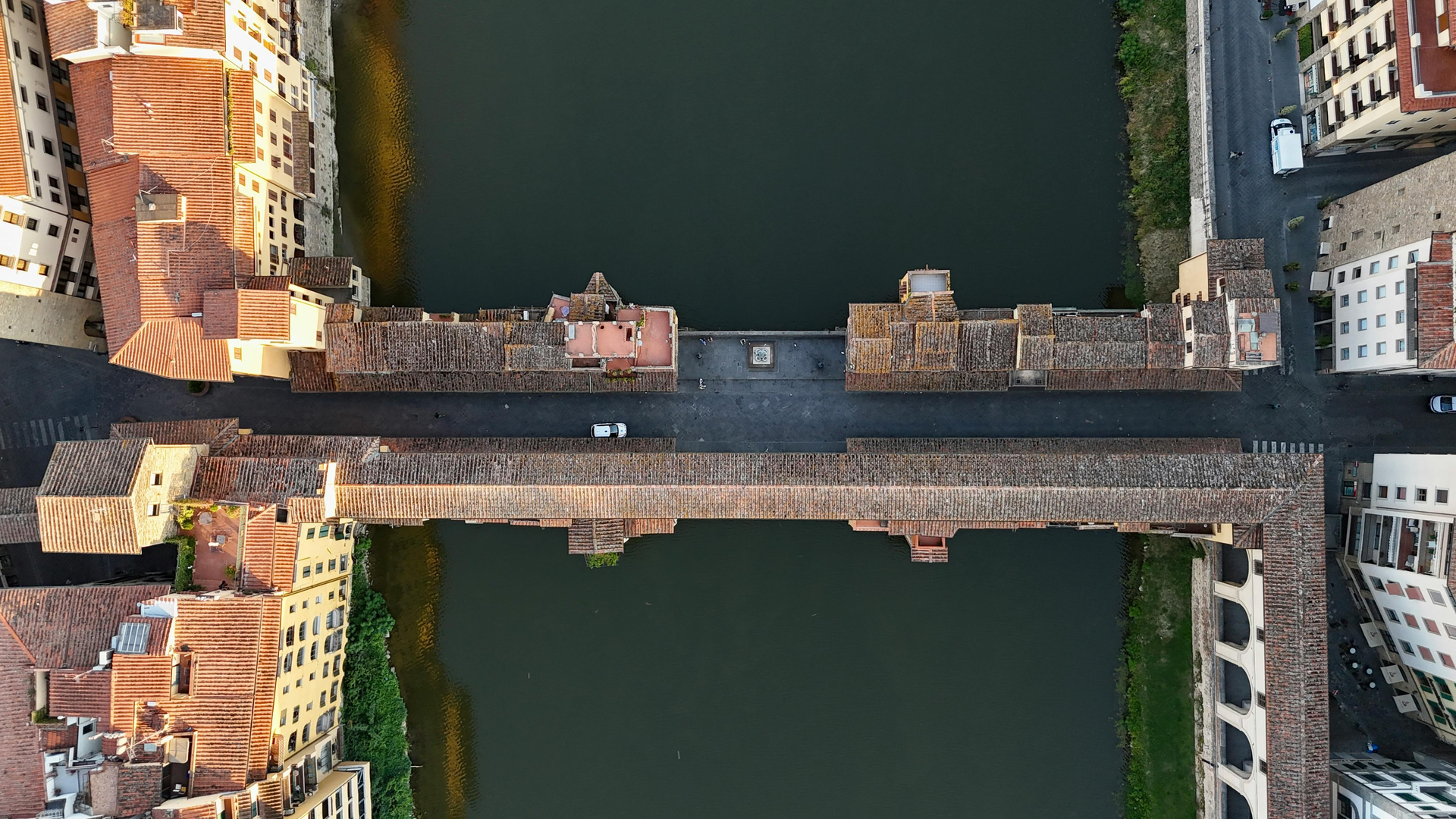 Ponte Vecchio, en historisk bro fyldt med butikker, er et romantisk vartegn i Firenze