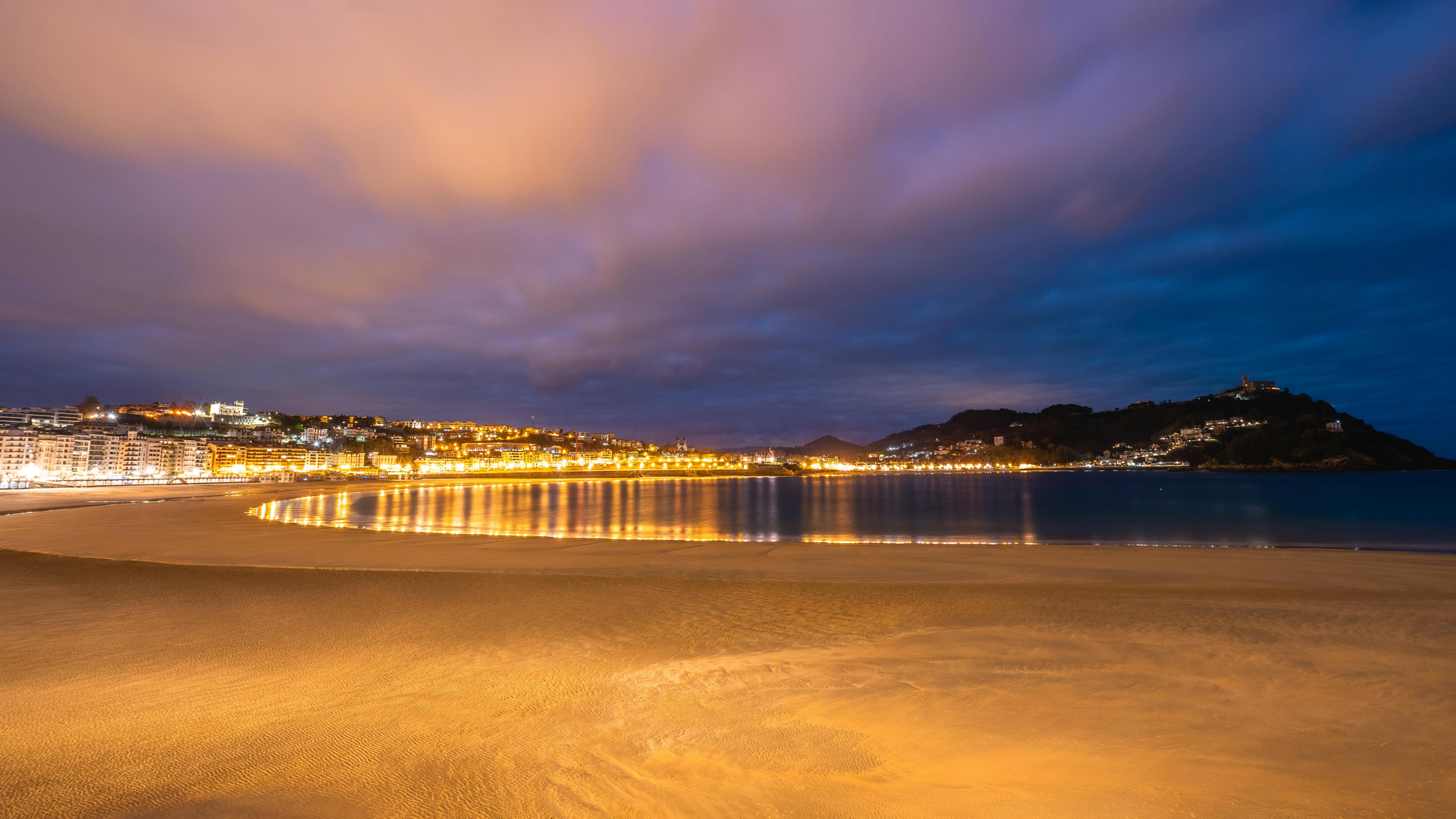 La Concha strand med sin ikoniske halvmåneform i San Sebastián